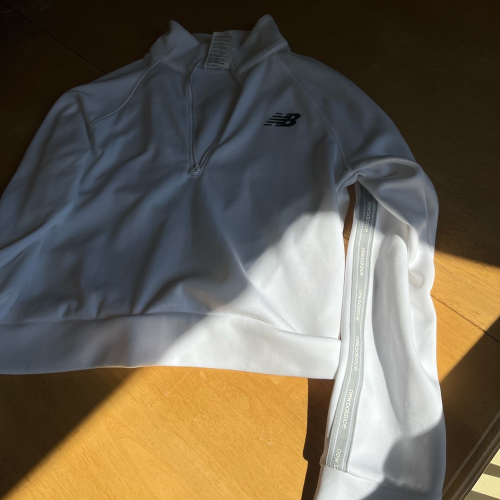 WHITE CROPPED NEW BALANCE PULL OVER